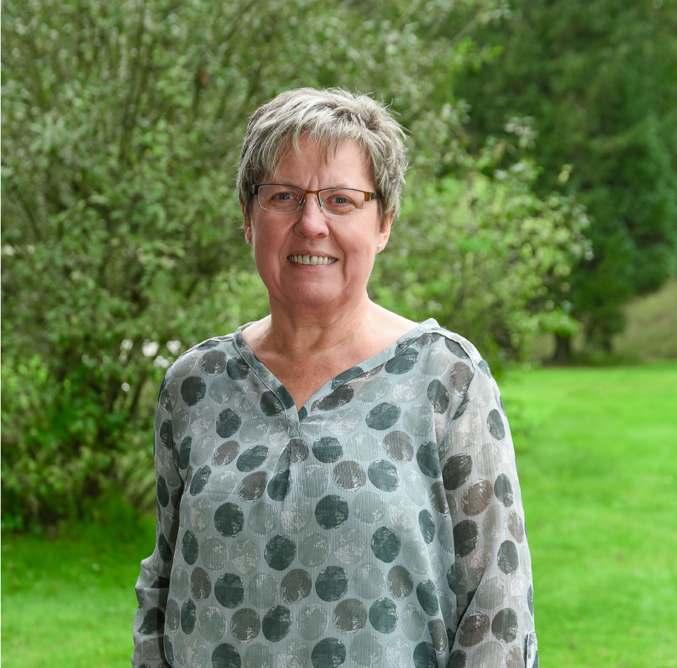 Anke eine Mitarbeiterin der CeBus in Bürokleidung