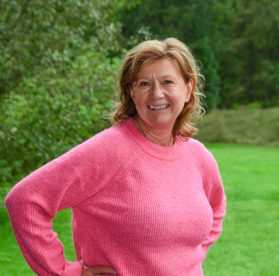 Birgit eine Mitarbeiterin der CeBus in Bürokleidung