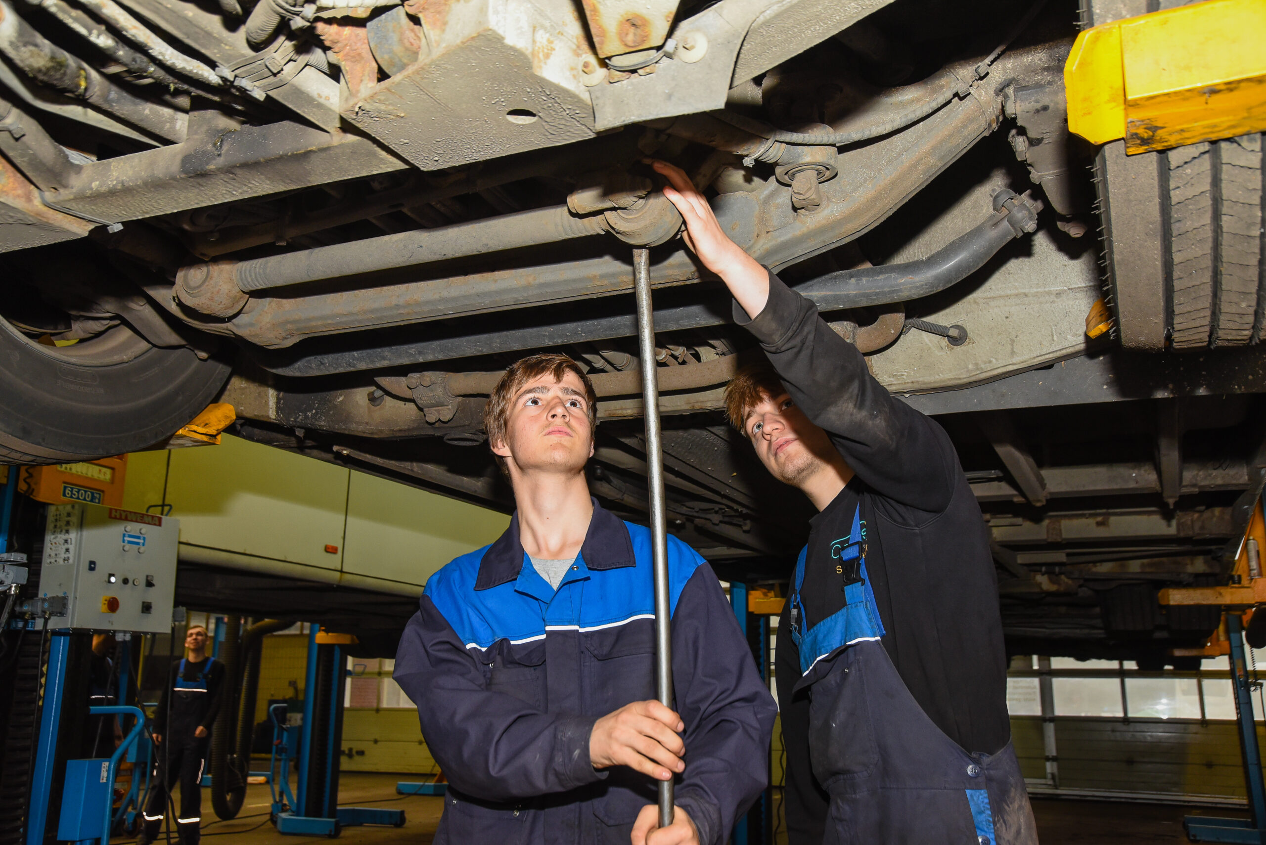 Kennenlernen und Warten der elektrischen, mechanischen, hydraulischen und pneumatischen Komponenten an unseren Fahrzeuge. Prüfung, Einstellung und Störungsbeseitigung dieser Fahrzeugkomponenten.
