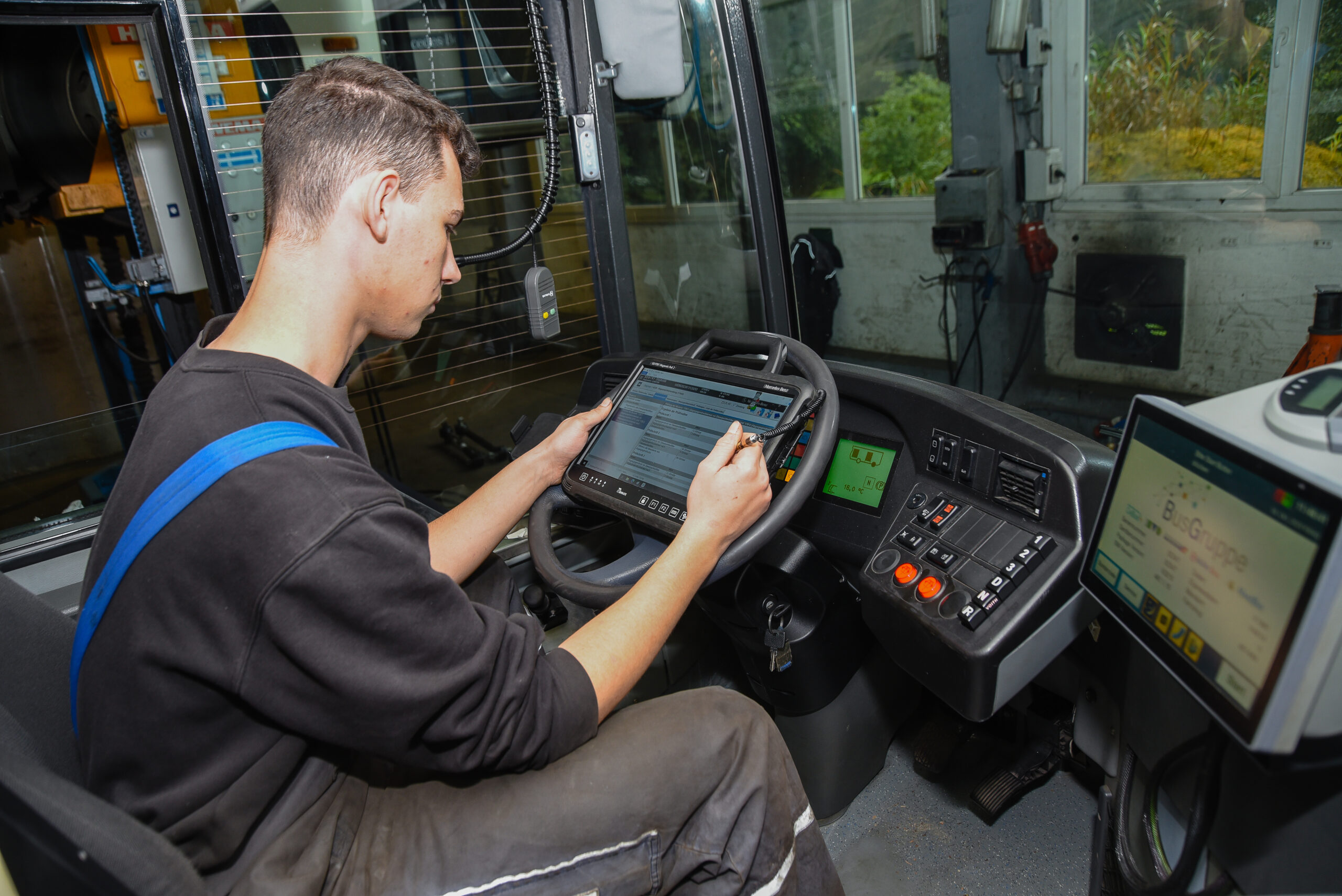 Moderne elektronische Diagnosesysteme helfen bei der Fehlerdiagnose von Bremsanlagen, Antrieben, Motor- und Fahrerassistenzsystemen; bei uns lernst du diese Diagnosesysteme kennen und anzuwenden.
Planung und Vorbereiten von Arbeitsabläufen.