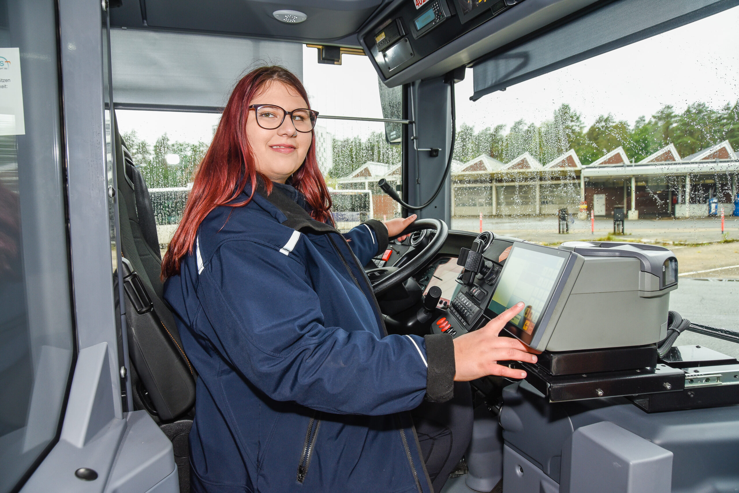Wende bei Fahrgastnachfragen dein Wissen über Tarif- und Linienkenntnisse im Kundenservice und in der Kundenberatung an, das du bei uns gelernt hast.