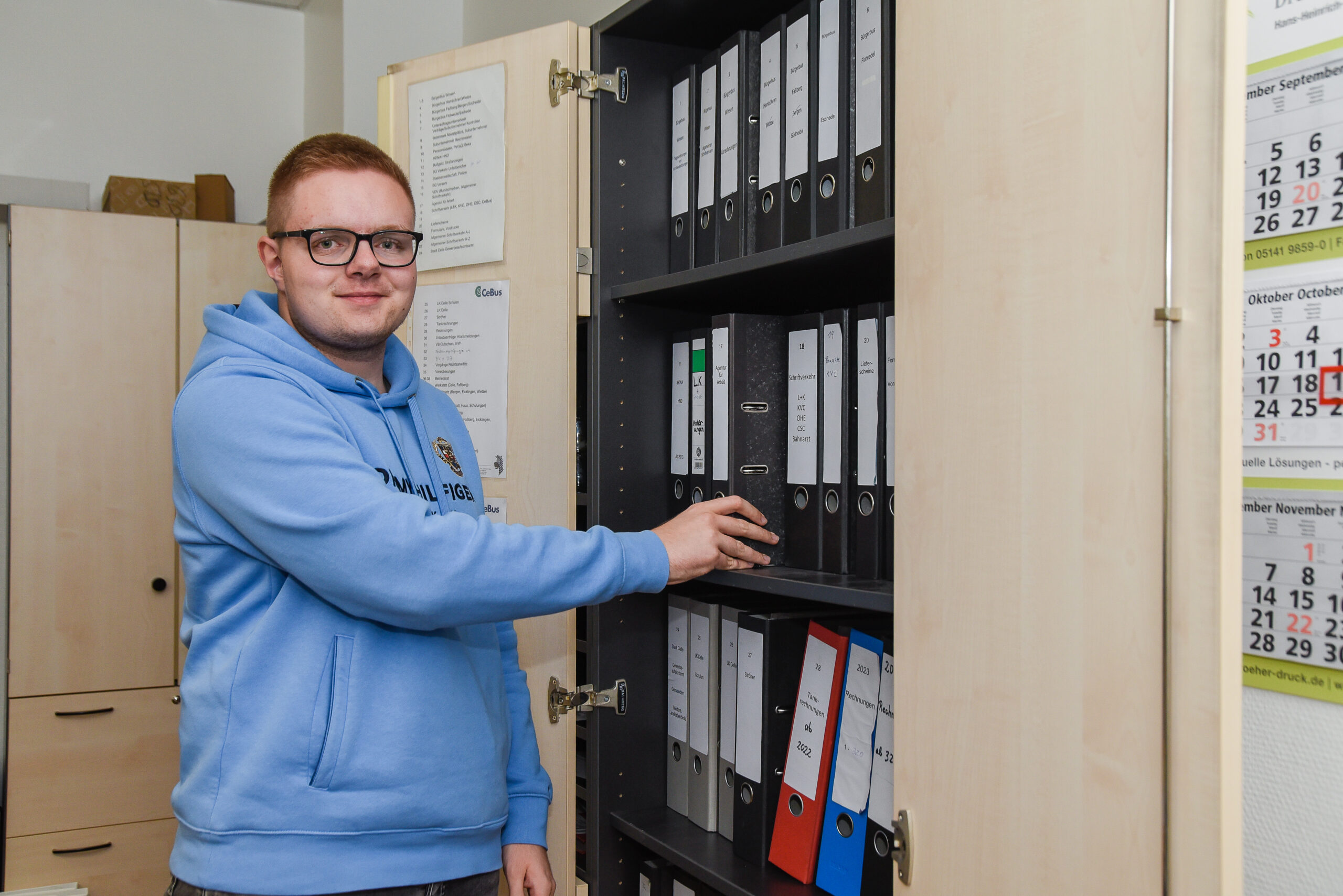 Dienstreisen organisieren, Büromaterial beschaffen und externe Dienstleistungen einkaufen.