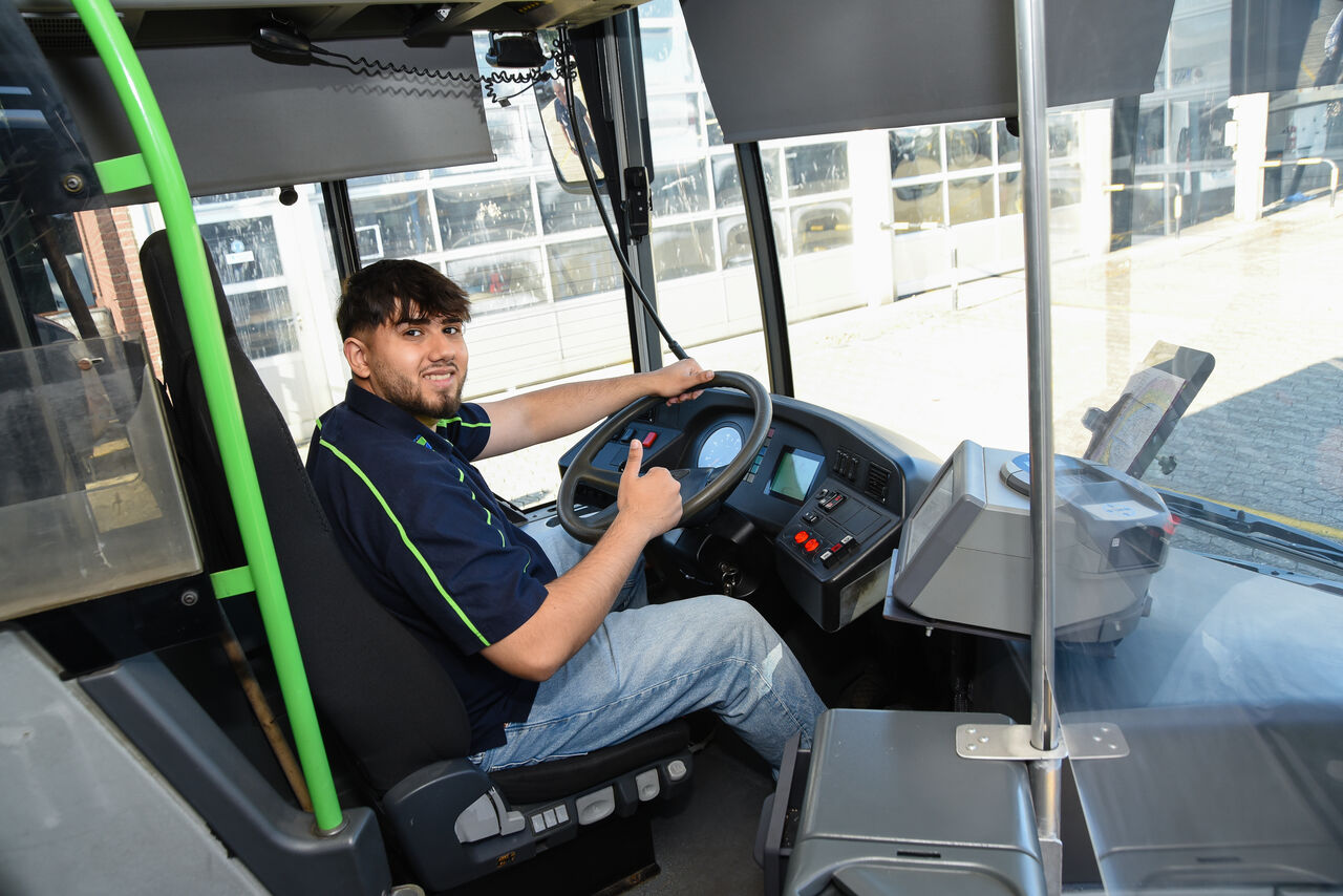 Wende bei Fahrgastnachfragen dein Wissen über Tarif- und Linienkenntnisse im Kundenservice und in der Kundenberatung im Linienverkehr an, das du du bei uns gelernt hast.