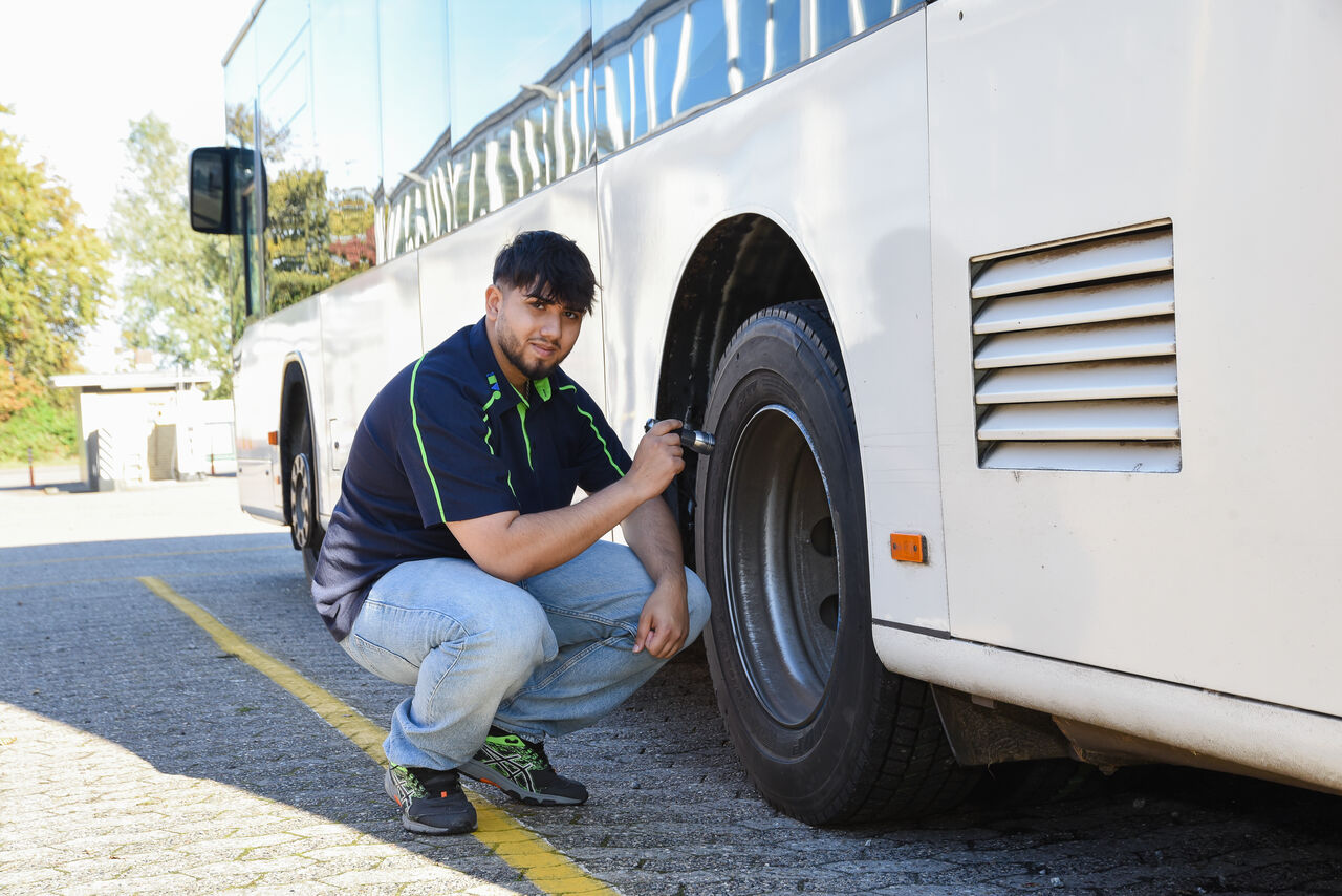 Lerne grundlegende Fahrzeugkenntnisse zur Sicherstellung der Betriebs- und Einsatzbereitschaft unserer Fahrzeuge kennen.