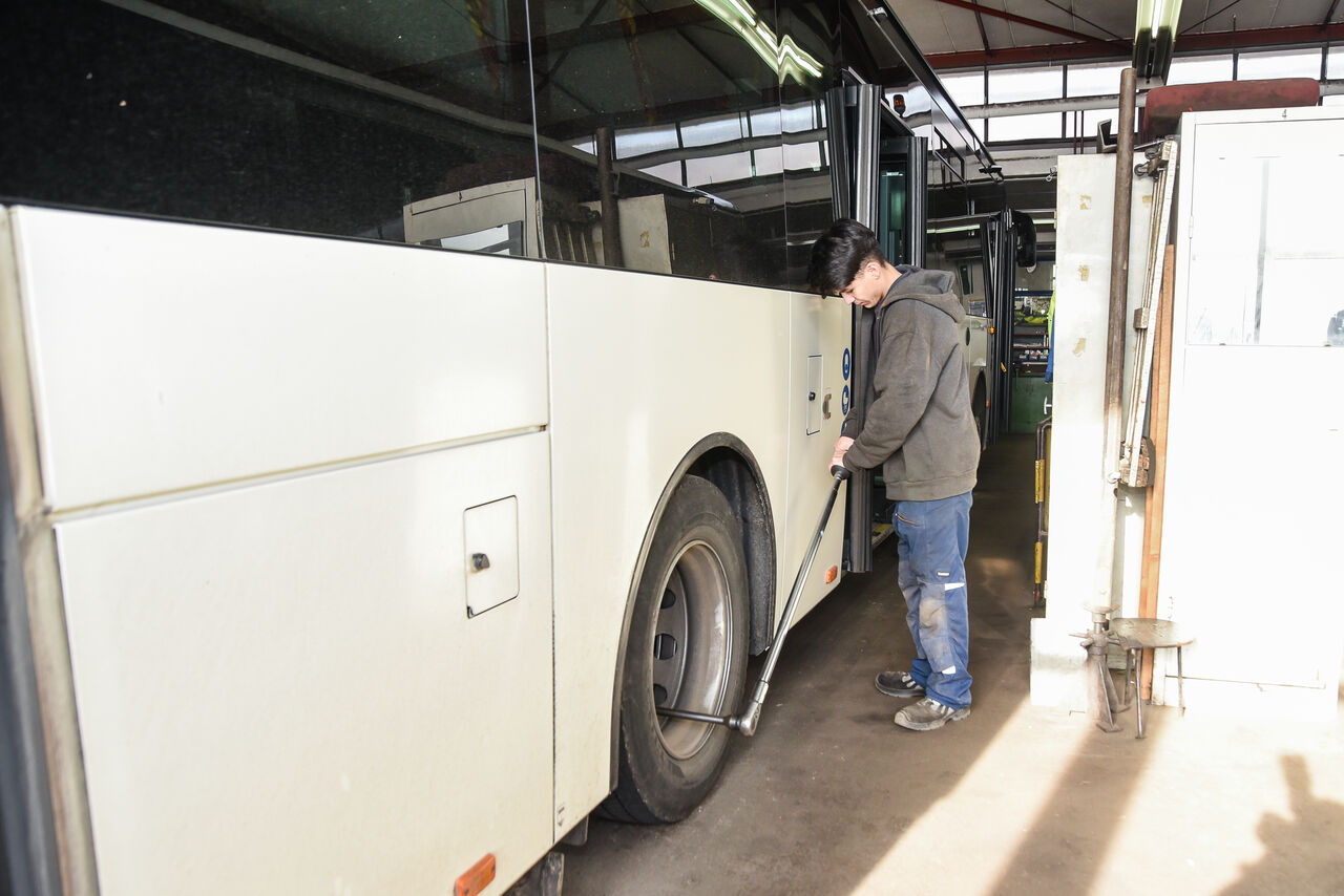 Kennenlernen und Warten der elektrischen, mechanischen, hydraulischen und pneumatischen Komponenten an unseren Fahrzeuge. Prüfung, Einstellung und Störungsbeseitigung dieser Fahrzeugkomponenten.