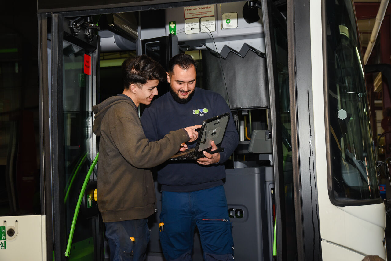 Moderne elektronische Diagnosesysteme helfen bei der Fehlerdiagnose von Bremsanlagen, Antrieben, Motor- und Fahrerassistenzsystemen; bei uns lernst du diese Diagnosesysteme kennen und anzuwenden.
Planung und Vorbereiten von Arbeitsabläufen.